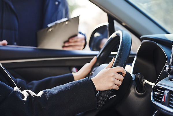포토 JPG 여자 남자 자동차 들기 상반신 20대 성인 야외 두명 앞모습 옆모습 피해 한국인 잡기 속임수 범죄 상인 고객 차안 중고차 성인만 중고거래 국내포토 육상교통 뷰포인트 모션 사람 동양인 청년 거래 파일형식