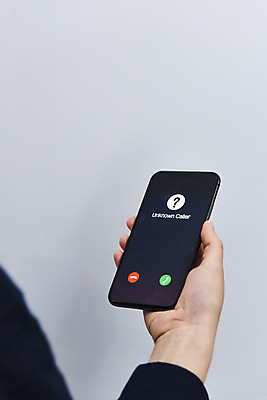 포토 JPG 스튜디오촬영 손 여자 회색배경 실내 한명 들기 상반신 20대 성인 뒷모습 스마트폰 피해 한국인 속임수 범죄 보이스피싱 성인여자한명만 국내포토 1 뷰포인트 백그라운드 모션 사람 동양인 청년 내부 신체부위 핸드폰 스마트기기 회색 피싱 여자한명만 성인여자만 파일형식