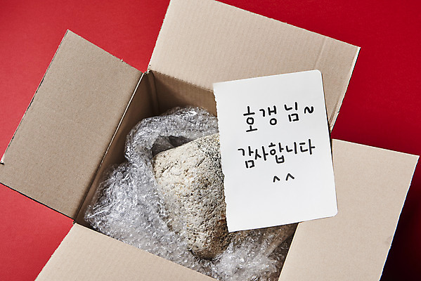 포토 JPG 스튜디오촬영 실내 사람없음 상자 피해 돌_바위 속임수 편지 빨간배경 호갱 중고거래 국내포토 백그라운드 내부 빨간색 거래 합성어 파일형식