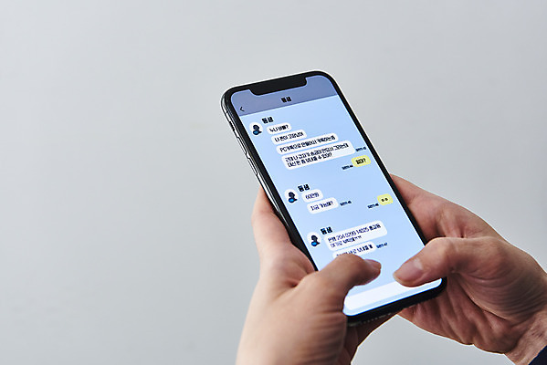 포토 JPG 스튜디오촬영 손 회색배경 실내 들기 신체부위 스마트폰 피해 속임수 보이스피싱 국내포토 백그라운드 모션 사람 내부 핸드폰 스마트기기 회색 피싱 파일형식