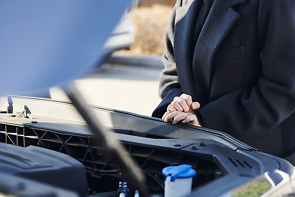 포토 JPG 여자 자동차 한명 상반신 20대 성인 야외 앞모습 피해 한국인 속임수 고객 중고차 성인여자한명만 중고거래 국내포토 1 육상교통 뷰포인트 사람 동양인 청년 거래 여자한명만 성인여자만 파일형식