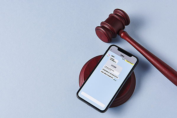 포토 JPG 스튜디오촬영 실내 사람없음 스마트폰 하이앵글 피해 속임수 파란배경 의사봉 문자메시지 보이스피싱 중고거래 국내포토 뷰포인트 백그라운드 내부 파란색 핸드폰 스마트기기 거래 메시지 피싱 파일형식