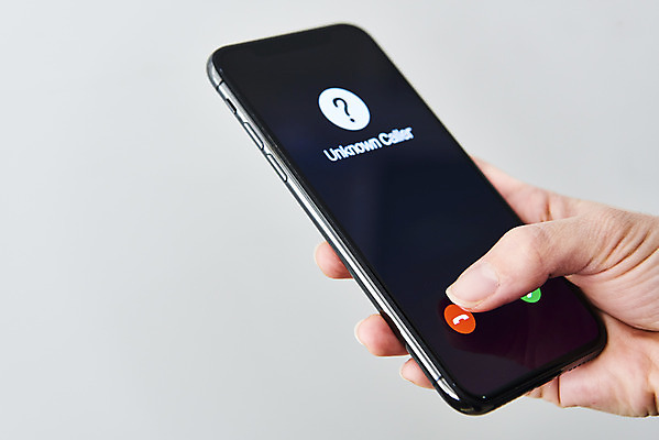 포토 JPG 스튜디오촬영 손 회색배경 실내 들기 신체부위 스마트폰 피해 속임수 보이스피싱 국내포토 백그라운드 모션 사람 내부 핸드폰 스마트기기 회색 피싱 파일형식