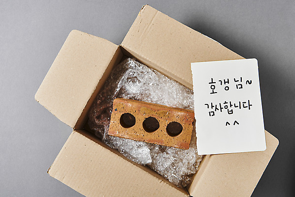 포토 JPG 스튜디오촬영 회색배경 벽돌 실내 사람없음 상자 하이앵글 피해 속임수 범죄 편지 호갱 중고거래 국내포토 뷰포인트 백그라운드 내부 거래 회색 합성어 파일형식