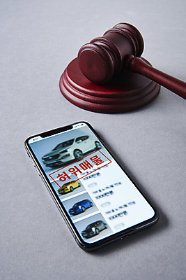 포토 JPG 스튜디오촬영 회색배경 실내 사람없음 스마트폰 피해 속임수 범죄 의사봉 중고차 중고거래 국내포토 백그라운드 자동차 내부 핸드폰 스마트기기 거래 회색 파일형식