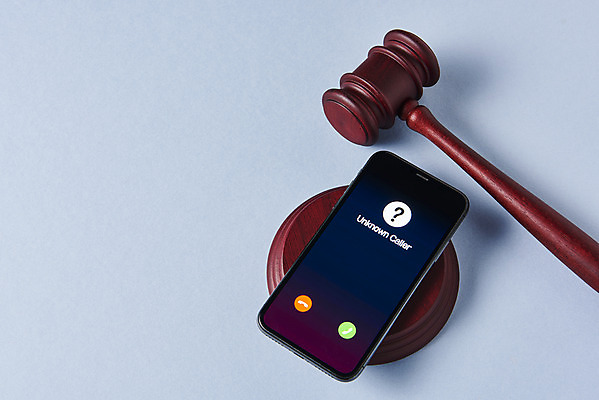 포토 JPG 스튜디오촬영 실내 사람없음 스마트폰 하이앵글 피해 속임수 파란배경 의사봉 보이스피싱 국내포토 뷰포인트 백그라운드 내부 파란색 핸드폰 스마트기기 피싱 파일형식