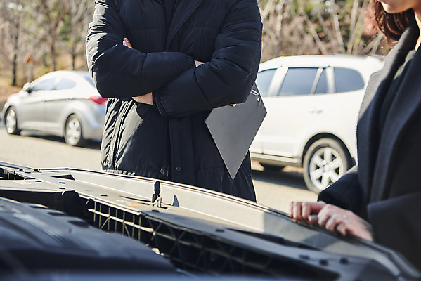 포토 JPG 주간 여자 남자 서기 들기 상반신 20대 성인 야외 두명 앞모습 옆모습 팔짱 피해 한국인 속임수 범죄 상인 고객 주차장 중고차 성인만 중고거래 국내포토 자연요소 뷰포인트 모션 자동차 사람 동양인 청년 거래 파일형식