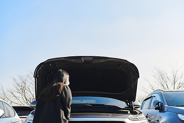 포토 JPG 주간 응시 여자 한명 상반신 20대 성인 야외 뒷모습 피해 한국인 고객 주차장 중고차 성인여자한명만 중고거래 국내포토 자연요소 1 시선 뷰포인트 자동차 사람 동양인 청년 거래 여자한명만 성인여자만 파일형식