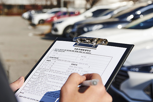 포토 JPG 주간 손 자동차 상반신 야외 뒷모습 아웃포커스 신체부위 볼펜 속임수 범죄 상인 주차장 계약서 중고차 국내포토 자연요소 육상교통 뷰포인트 촬영기법 사람 펜 파일형식