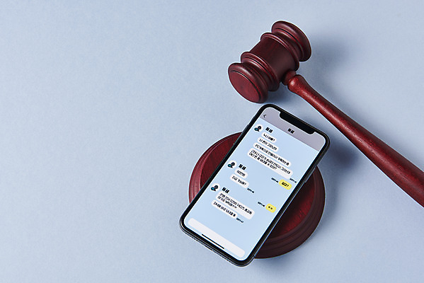 포토 JPG 스튜디오촬영 실내 사람없음 스마트폰 하이앵글 피해 속임수 범죄 파란배경 의사봉 문자메시지 보이스피싱 중고거래 국내포토 뷰포인트 백그라운드 내부 파란색 핸드폰 스마트기기 거래 메시지 피싱 파일형식