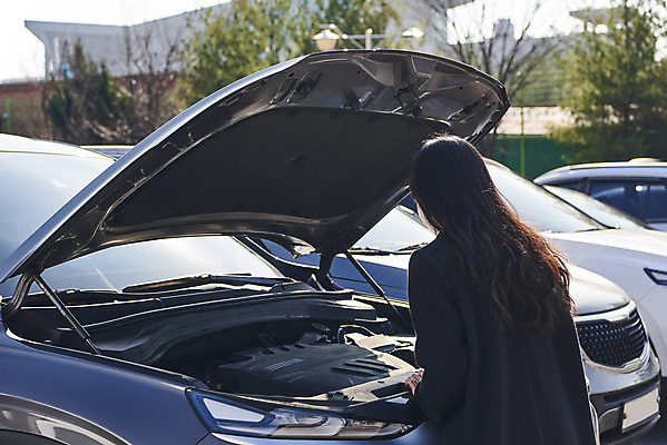 포토 JPG 주간 여자 한명 서기 상반신 20대 성인 야외 뒷모습 피해 한국인 속임수 범죄 고객 주차장 중고차 성인여자한명만 중고거래 국내포토 자연요소 1 뷰포인트 모션 자동차 사람 동양인 청년 거래 여자한명만 성인여자만 파일형식