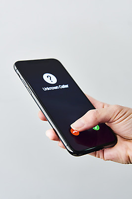 포토 JPG 스튜디오촬영 손 회색배경 실내 한명 들기 신체부위 스마트폰 피해 속임수 보이스피싱 국내포토 1 백그라운드 모션 사람 내부 핸드폰 스마트기기 회색 피싱 파일형식