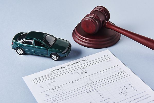 포토 JPG 스튜디오촬영 실내 사람없음 피해 속임수 범죄 파란배경 의사봉 계약서 자동차모형 중고차 중고거래 국내포토 백그라운드 자동차 내부 파란색 모형 거래 파일형식