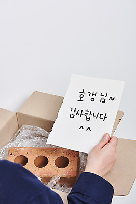 포토 JPG 스튜디오촬영 여자 벽돌 실내 한명 들기 상반신 20대 성인 뒷모습 상자 피해 한국인 속임수 범죄 편지 성인여자한명만 호갱 중고거래 국내포토 1 뷰포인트 모션 사람 동양인 청년 내부 거래 합성어 여자한명만 성인여자만 파일형식