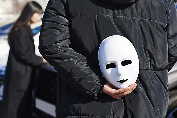 포토 JPG 주간 여자 남자 자동차 가면 서기 들기 상반신 20대 성인 야외 두명 옆모습 뒷모습 피해 한국인 속임수 범죄 상인 고객 주차장 중고차 성인만 중고거래 국내포토 자연요소 육상교통 뷰포인트 모션 사람 동양인 청년 거래 파일형식