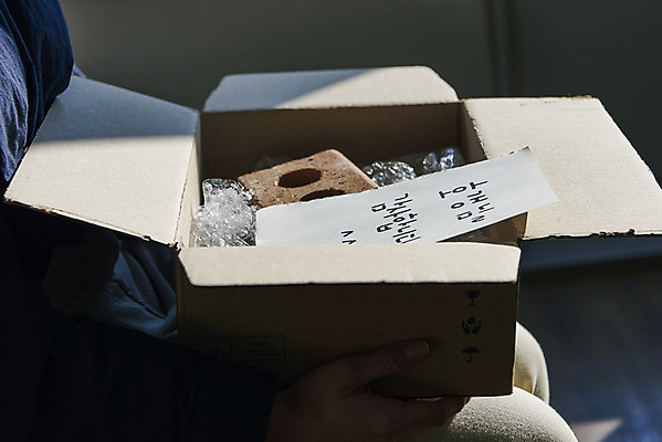 포토 JPG 여자 벽돌 실내 한명 상반신 20대 성인 옆모습 상자 갈색 피해 한국인 속임수 범죄 성인여자한명만 중고거래 국내포토 1 뷰포인트 컬러 사람 동양인 청년 내부 거래 여자한명만 성인여자만 파일형식