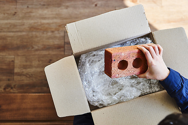 포토 JPG 벽돌 실내 들기 20대 상자 하이앵글 갈색 피해 속임수 범죄 중고거래 국내포토 뷰포인트 컬러 모션 청년 내부 거래 파일형식