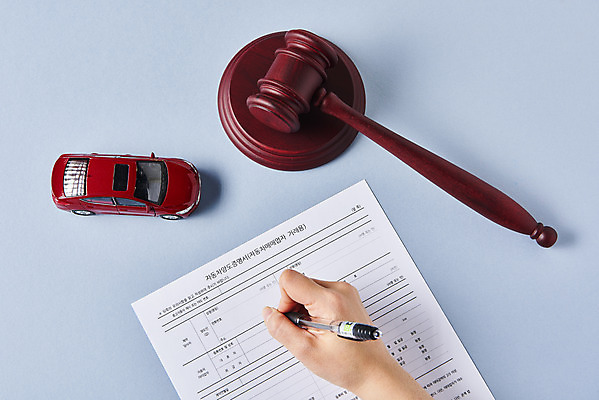 포토 JPG 스튜디오촬영 손 실내 들기 20대 신체부위 하이앵글 볼펜 피해 한국인 속임수 범죄 파란배경 의사봉 계약서 자동차모형 중고차 플랫레이 중고거래 국내포토 뷰포인트 백그라운드 모션 자동차 사람 동양인 청년 내부 파란색 펜 모형 거래 플랫 파일형식