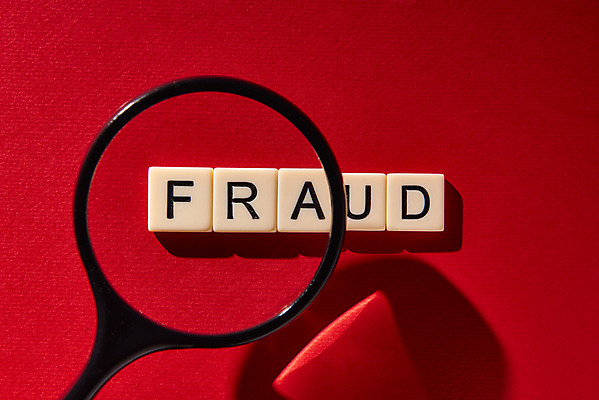 포토 JPG 스튜디오촬영 영어 돋보기 실내 사람없음 단어 하이앵글 피해 속임수 범죄 빨간배경 중고거래 국내포토 문자 뷰포인트 백그라운드 내부 빨간색 거래 파일형식