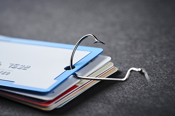 포토 JPG 스튜디오촬영 회색배경 실내 근접촬영 사람없음 피해 속임수 신용카드 낚싯바늘 범죄 온라인 중고거래 국내포토 뷰포인트 백그라운드 내부 금융 거래 회색 낚시용품 파일형식