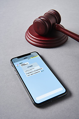 포토 JPG 스튜디오촬영 회색배경 실내 사람없음 스마트폰 피해 속임수 범죄 의사봉 문자메시지 보이스피싱 중고거래 국내포토 백그라운드 내부 핸드폰 스마트기기 거래 회색 메시지 피싱 파일형식