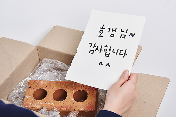 포토 JPG 스튜디오촬영 손 여자 벽돌 실내 한명 들기 20대 성인 신체부위 상자 피해 한국인 속임수 종이상자 편지 흰배경 성인여자한명만 호갱 중고거래 국내포토 1 백그라운드 모션 사람 동양인 청년 내부 거래 흰색 합성어 여자한명만 성인여자만 파일형식