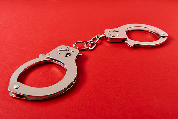 포토 JPG 스튜디오촬영 컨셉 실내 사람없음 피해 속임수 범죄 수갑 빨간배경 중고거래 국내포토 백그라운드 내부 빨간색 거래 파일형식