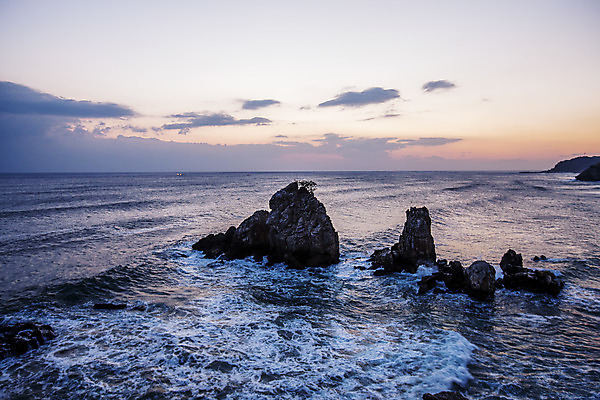 포토 JPG 주간 구름 파도 바다 하늘 사람없음 야외 일출 강원도 동해 추암 국내포토 자연요소 한국 노을 바위_돌 파일형식