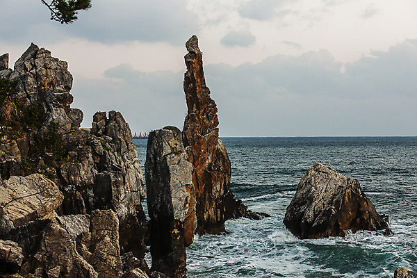 포토 JPG 주간 구름 바다 하늘 사람없음 야외 강원도 동해 추암 국내포토 자연요소 한국 바위_돌 파일형식