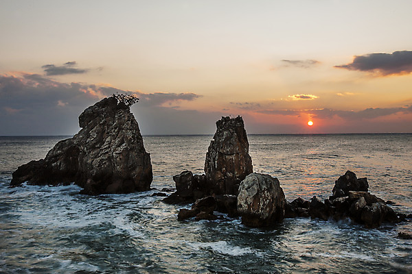 포토 JPG 주간 구름 바다 하늘 사람없음 야외 태양 일출 강원도 동해 추암 국내포토 자연요소 한국 노을 바위_돌 파일형식