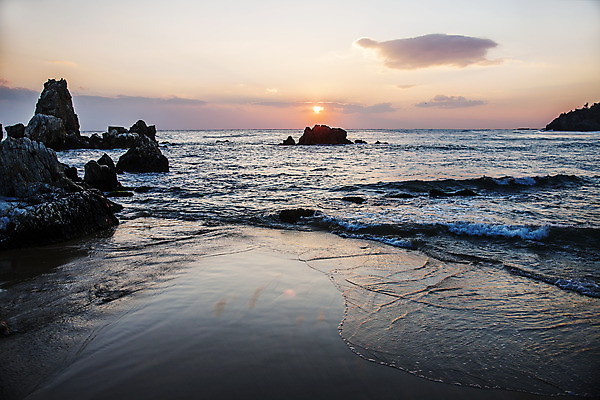 포토 JPG 주간 구름 바다 섬 하늘 사람없음 야외 태양 일출 강원도 동해 추암 국내포토 자연요소 한국 노을 바위_돌 파일형식