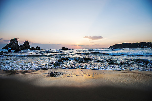 포토 JPG 주간 구름 바다 섬 하늘 해변 사람없음 야외 일출 강원도 동해 추암 국내포토 자연요소 한국 노을 바위_돌 파일형식