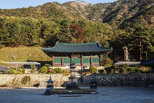포토 JPG 주간 산 사람없음 야외 사찰 강원도 동해 3층석탑 국내포토 자연요소 바다 종교건축 한국 석탑 파일형식