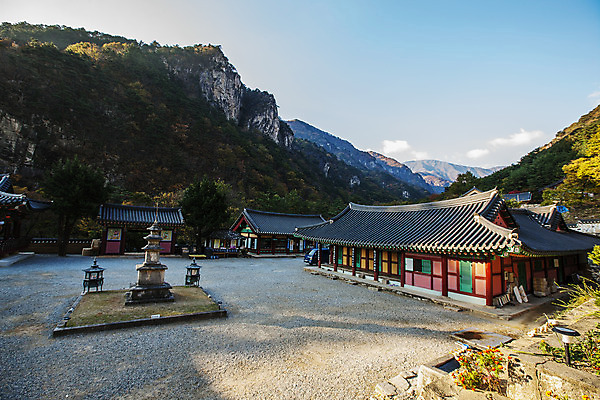 포토 JPG 주간 하늘 산 사람없음 야외 사찰 석탑 강원도 동해 국내포토 자연요소 바다 종교건축 한국 탑 파일형식