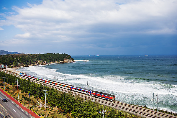 포토 JPG 주간 구름 바다 하늘 사람없음 야외 기찻길 기차 강원도 해안도로 동해 국내포토 자연요소 도로 육상교통 대중교통 한국 파일형식