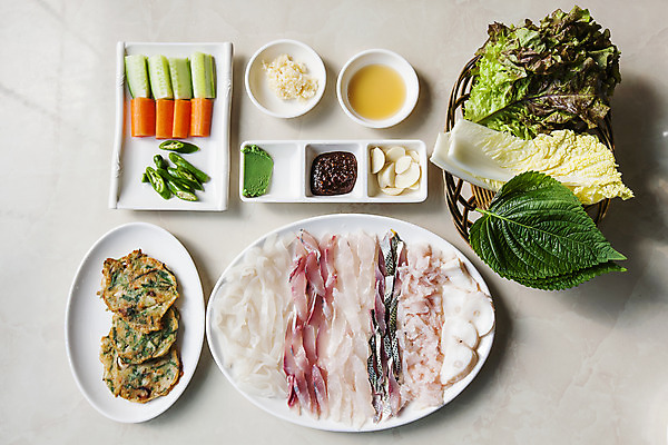 포토 JPG 주간 바다 실내 사람없음 하이앵글 당근 회 상추 흰배경 깻잎 강원도 파전 플랫레이 국내포토 자연요소 음식 뷰포인트 백그라운드 채소 뿌리채소 한국 내부 흰색 플랫 부침개 파일형식