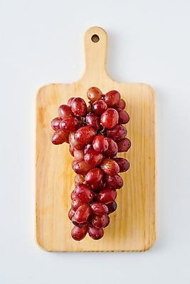 포토 JPG 스튜디오촬영 음식 과일 포도 실내 사람없음 하이앵글 흰배경 나무도마 제철 제철과일 국내포토 뷰포인트 백그라운드 도마 내부 목재 흰색 파일형식