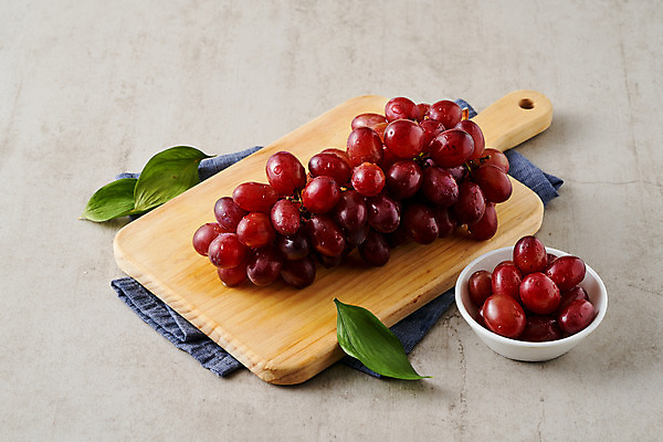 포토 JPG 스튜디오촬영 그릇 음식 과일 회색배경 포도 나뭇잎 실내 사람없음 식탁보 나무도마 제철 제철과일 국내포토 식기 백그라운드 잎 도마 내부 목재 회색 파일형식