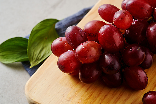 포토 JPG 스튜디오촬영 음식 과일 회색배경 포도 나뭇잎 실내 근접촬영 사람없음 식탁보 나무도마 제철 제철과일 국내포토 뷰포인트 백그라운드 잎 도마 내부 목재 회색 파일형식