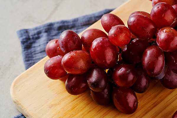 포토 JPG 스튜디오촬영 음식 과일 회색배경 포도 실내 근접촬영 사람없음 식탁보 나무도마 제철 제철과일 국내포토 뷰포인트 백그라운드 도마 내부 목재 회색 파일형식