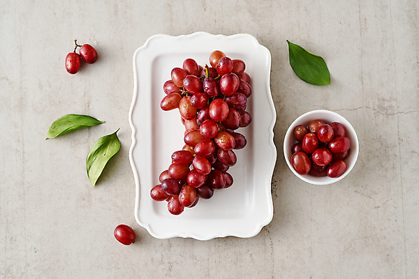 포토 JPG 스튜디오촬영 접시 음식 과일 회색배경 포도 나뭇잎 실내 사람없음 하이앵글 제철 플랫레이 제철과일 국내포토 식기 뷰포인트 백그라운드 잎 내부 회색 플랫 파일형식