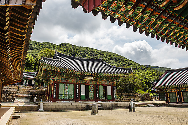 포토 JPG 주간 하늘 산 한국 풍경 사람없음 야외 사찰 전라남도 국내여행 지붕처마 영광군 국내포토 자연요소 아시아 여행 종교건축 지붕 전라도 처마 파일형식
