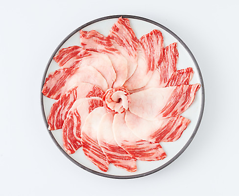 포토 JPG 스튜디오촬영 그릇 음식 식재료 실내 생고기 육류 사람없음 하이앵글 소고기 흰배경 차돌박이 국내포토 식기 뷰포인트 백그라운드 내부 흰색 파일형식