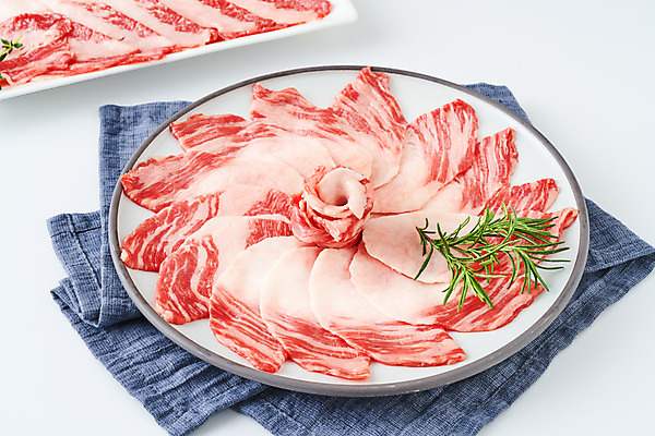 포토 JPG 스튜디오촬영 그릇 음식 식재료 실내 생고기 육류 사람없음 소고기 식탁보 흰배경 차돌박이 국내포토 식기 백그라운드 내부 흰색 파일형식