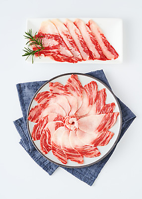 포토 JPG 스튜디오촬영 그릇 음식 식재료 실내 생고기 육류 사람없음 하이앵글 소고기 식탁보 흰배경 차돌박이 플랫레이 국내포토 식기 뷰포인트 백그라운드 내부 흰색 플랫 파일형식