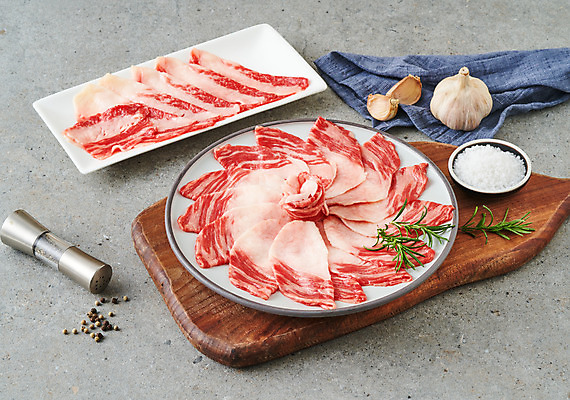 포토 JPG 스튜디오촬영 그릇 음식 식재료 회색배경 실내 생고기 육류 사람없음 소고기 식탁보 소금 후추통 나무도마 차돌박이 통마늘 국내포토 식기 백그라운드 도마 마늘 내부 목재 회색 양념통 파일형식