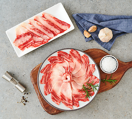 포토 JPG 스튜디오촬영 그릇 음식 식재료 회색배경 실내 생고기 육류 사람없음 하이앵글 소고기 식탁보 소금 후추통 나무도마 차돌박이 통마늘 플랫레이 국내포토 식기 뷰포인트 백그라운드 도마 마늘 내부 목재 회색 플랫 양념통 파일형식