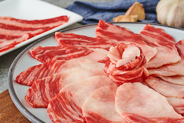 포토 JPG 스튜디오촬영 그릇 음식 식재료 실내 마늘 생고기 육류 근접촬영 사람없음 소고기 차돌박이 국내포토 식기 뷰포인트 채소 내부 파일형식