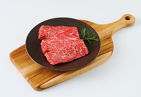 포토 JPG 스튜디오촬영 그릇 음식 식재료 실내 생고기 육류 사람없음 소고기 흰배경 나무도마 치마살 국내포토 식기 백그라운드 도마 내부 목재 흰색 파일형식