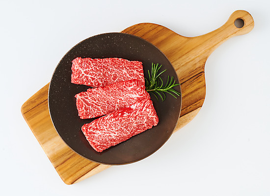 포토 JPG 스튜디오촬영 그릇 음식 식재료 실내 생고기 육류 사람없음 하이앵글 소고기 흰배경 나무도마 치마살 국내포토 식기 뷰포인트 백그라운드 도마 내부 목재 흰색 파일형식